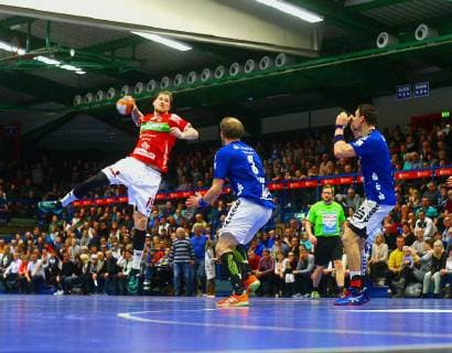 Sprungwurf von Markus Stegefelt (Hüttenberg) , rechts Eric Meinhardt (Aue) und Kevin Roch (Aue) Handball 2.Liga 2018 19 EHV Aue - TV Hüttenberg 26:31 am 27.12.2018 EHV Aue - TV Hüttenberg