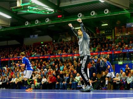 In Jubelpose: Torhüter Nikolai Weber (Hüttenberg) , nachdem er einen Wurf von Eric Meinhardt (Aue , links) parierte. Handball 2.Liga 2018 19 EHV Aue - TV Hüttenberg 26:31 am 27.12.2018 EHV Aue - TV Hüttenberg