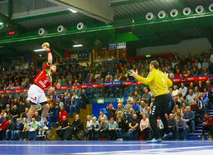 Moritz Lambrecht (Hüttenberg) überwindet Torhüter Radek Musil (Aue) Handball 2.Liga 2018 19 EHV Aue - TV Hüttenberg 26:31 am 27.12.2018 EHV Aue - TV Hüttenberg