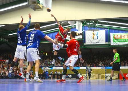 Torwurf von Markus Stegefelt (Hüttenberg) , rechts Björn Zintel (Hüttenberg) , links Jort Neuteboom (Aue) und Mindaugas Dumcius (Aue) Handball 2.Liga 2018 19 EHV Aue - TV Hüttenberg 26:31 am 27.12.2018 EHV Aue - TV Hüttenberg