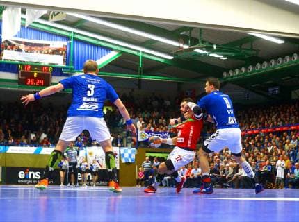 Björn Zintel (Hüttenberg) wird von Kevin Roch (Aue) attackiert, links Eric Meinhardt (Aue) Handball 2.Liga 2018 19 EHV Aue - TV Hüttenberg 26:31 am 27.12.2018 EHV Aue - TV Hüttenberg