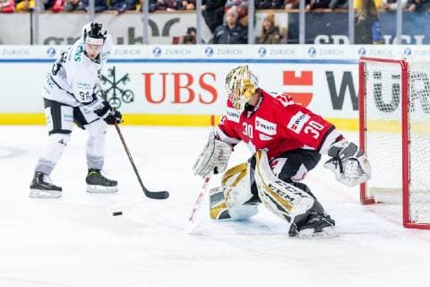 28.12.2018 - Eishockey - Saison 2018 2019 - Spengler Cup - Spiel 2: Team Canada - Thomas Sabo Ice Tigers Icetigers Nürnberg - ThHa - Leonhard Pfoederl Pföderl Leo Pföderl (93, Thomas Sabo Ice Tigers ) Zachary Fucale (30, Team Canada )