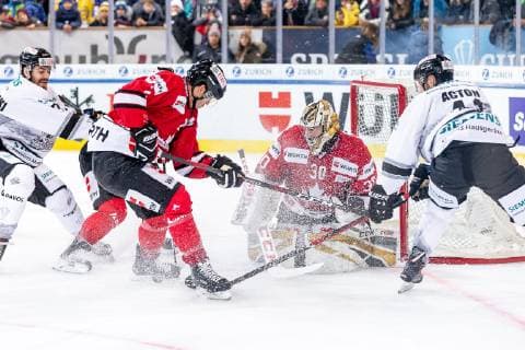 28.12.2018 - Eishockey - Saison 2018 2019 - Spengler Cup - Spiel 2: Team Canada - Thomas Sabo Ice Tigers Icetigers Nürnberg - ThHa - Will Acton (41, Thomas Sabo Ice Tigers ) Zachary Fucale (30, Team Canada ) Puck unter den Füßen