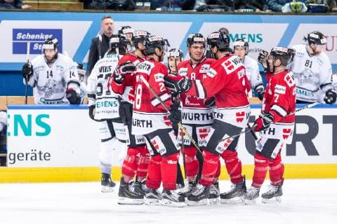 28.12.2018 - Eishockey - Saison 2018 2019 - Spengler Cup - Spiel 2: Team Canada - Thomas Sabo Ice Tigers Icetigers Nürnberg - ThHa - Tor, Jubel, Torjubel Canada Dante Fabbro (8, Team Canada ) Colt Conrad (7, Team Canada )