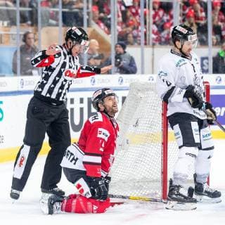 28.12.2018 - Eishockey - Saison 2018 2019 - Spengler Cup - Spiel 2: Team Canada - Thomas Sabo Ice Tigers Icetigers Nürnberg - ThHa - Zachary Dalpe (18, Team Canada ) Brett Festerling (2, Thomas Sabo Ice Tigers )