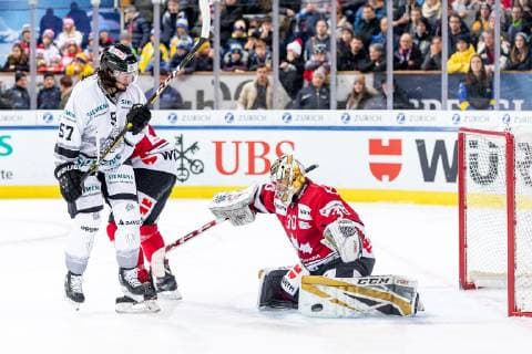 28.12.2018 - Eishockey - Saison 2018 2019 - Spengler Cup - Spiel 2: Team Canada - Thomas Sabo Ice Tigers Icetigers Nürnberg - ThHa - Daniel Weiss Weiß (57, Thomas Sabo Ice Tigers ) Zachary Fucale (30, Team Canada )