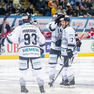 28.12.2018 - Eishockey - Saison 2018 2019 - Spengler Cup - Spiel 2: Team Canada - Thomas Sabo Ice Tigers Icetigers Nürnberg - ThHa - Tor, Jubel, Torjubel Leonhard Pfoederl Pföderl Leo Pföderl (93, Thomas Sabo Ice Tigers ) Tom Gilbert (14, Thomas Sabo Ice Tigers ) Patrick Reimer (17, Thomas Sabo Ice Tigers )