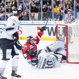 28.12.2018 - Eishockey - Saison 2018 2019 - Spengler Cup - Spiel 2: Team Canada - Thomas Sabo Ice Tigers Icetigers Nürnberg - ThHa - Tor, Jubel, Torjubel Andrew Ebbett (19, Team Canada ) Andreas Jenike (29, Thomas Sabo Ice Tigers ) Taylor Aronson (10, Thomas Sabo Ice Tigers ) am Boden traurig, enttäuscht
