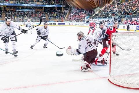 28.12.2018 - Eishockey - Saison 2018 2019 - Spengler Cup - Spiel 2: Team Canada - Thomas Sabo Ice Tigers Icetigers Nürnberg - ThHa - Andreas Jenike (29, Thomas Sabo Ice Tigers ) Puck in Richtung Scheibe