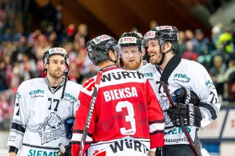 28.12.2018 - Eishockey - Saison 2018 2019 - Spengler Cup - Spiel 2: Team Canada - Thomas Sabo Ice Tigers Icetigers Nürnberg - ThHa - Mike Mieszkowski (72, Thomas Sabo Ice Tigers ) Martin Ness (81, Thomas Sabo Ice Tigers ) Kevin Bieksa (3, Team Canada ) Tim Bender (77, Thomas Sabo Ice Tigers )