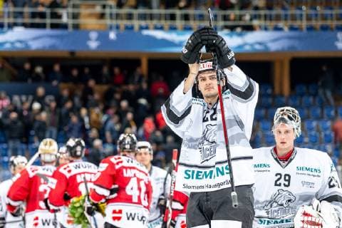 28.12.2018 - Eishockey - Saison 2018 2019 - Spengler Cup - Spiel 2: Team Canada - Thomas Sabo Ice Tigers Icetigers Nürnberg - ThHa - Oliver Mebus (22, Thomas Sabo Ice Tigers ) Andreas Jenike (29, Thomas Sabo Ice Tigers ) traurig, enttäuscht