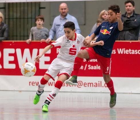 Der Kölner Birol Adibelli (l.) behauptet sich gegen Leipzigs Armindo Sieb (r.) im Finale zwischen dem 1. FC Köln und RB Leipzig beim 21. internationalen Hallenfußballturnier Junior-Masters in der Sporthalle Bildungszentrum in Halle-Neustadt am 24.01.16.