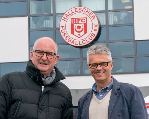 HFC-Vorstandsmitglied Jens Rauschenbach (l.) und HFC-Sportdirektor Ralf Heskamp (r.) am Erdgas Sportpark in Halle am 01.04.18. Halle Sachsen-Anhalt Deutschland