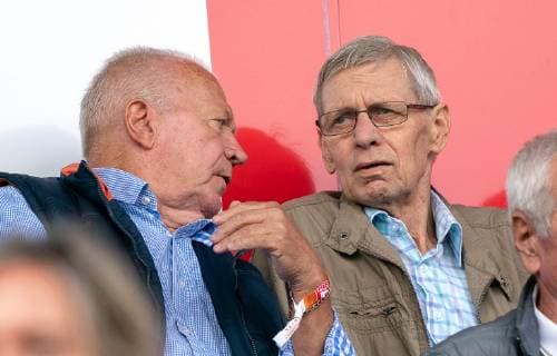 Bernd Bransch (r.) mit Klaus Urbanczyk (l.) als Zuschauer beim Spiel der 3. Bundesliga zwischen dem Hallescher FC und dem VFL Osnabrück im Erdgas Sportpark in Halle am 01.09.18.