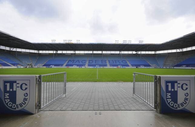Fußball, Stadiongeschichte 1. FC Magdeburg Innenansicht des Stadion in Magdeburg am Donnerstag, 18. Sept. 2008. Die Landeshauptstadt Sachsen-Anhalts bewirbt sich mit diesem Stadion als Spielort fuer die FIFA Frauen-WM 2011. Das im Dez. 2006 eingeweihte Stadion hat eine Kapazitaet von rund 25.000 Sitzplaetzen. Das Stadion ist Spielstaette des Regionalligisten 1. FC Magdeburg. ( Eckehard Schulz) --- Interior view of the soccer stadium in Magdeburg, eastern Germany, Thursday, Sept. 18 2008. The city of Magdeburg stands for a venue of the FIFA Women World Cup 2011. In the stadium are around 25.000 seats. In front the sings of the German fourth league club 1. FC Magdeburg. ( Eckehard Schulz) Magdeburg DEU
