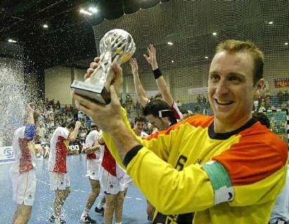 Der Spanische Nationaltorwart David Barrufet praesentiert den Siegerpokal nach dem Sieg seiner Mannschaft im Endspiel um den Handball-Supercup Deutschland gegen Spanien in Riesa am Sonntag, 2. Nov. 2003. ( Eckehard Schulz) -----Spains goalkeeper David Barrufet shows the cup after his team won the final match against Germany at the Handball Supercup tournament in Riesa, eastern Germany, Sunday, Nov. 2, 2003. ( Eckehard Schulz) RIESA DEU