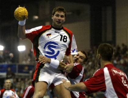 Der Deutsche Daniel Stephan (18) beim Torwurf gegen die Kroaten Niksa Kaleb und Ivano Balic, rechts, im ersten Halbfinale Deutschland gegen Kroatien beim Turnier um den Handball-Supercup in Riesa am Samstag, 1. Nov. 2003. Deutschland gewann 30:28. ( Eckehard Schulz) -----Germanys Daniel Stephan jumps to hurl against Croatias Niksa Kaleb and Ivano Balic, right, during the first semifinal match Germany against Croatia at the Handball Supercup tournament in Riesa, eastern Germany, Saturday, Nov. 1, 2003. Germany won 30-28. ( Eckehard Schulz) RIESA DEU