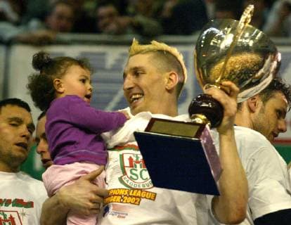 Seiner Tochter Lucie zeigt Handball-Nationalspieler Stefan Krezschmar den Pokal als Sieger der Handball Champions League waehrend der Siegerehrung in Magdeburg am Samstag, 27. April 2002. Der SC Magdeburg gewann das Final-Rueckspiel gegen den ungarischen Meister Fotex KC Veszprem 30:25. ( Eckehard Schulz) MAGDEBURG DEU