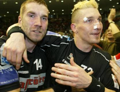 Die Magdeburger Handballer Steffen stiebler, links, und Stefan Kretzschmar, rechts, jubeln nach dem Sieg in der Handball Champions League in Magdeburg am Samstag, 27. April 2002. Der SC Magdeburg gewann das Final-Rueckspiel gegen den ungarischen Meister Fotex KC Veszprem 30:25 und ist damit erster deutscher Pokalgewinner. ( Eckehard Schulz) MAGDEBURG DEU