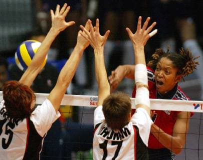 Prikeba Phipps, right, of U.S. smashes against Angelina Gruen, left, and Birgit Thumm of Germany during the Women s Volleyball World Championship WM Weltmeisterschaft second round match Germany vs. U.S. in Riesa, eastern Germany, Sunday, Sept. 8, 2002. ( Eckehard Schulz) RIESA DEU