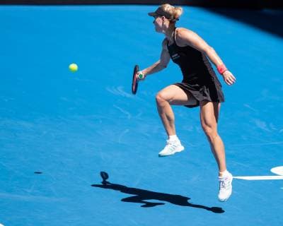 Angelique Kerber wechselt die Schlaegerhand um einen Ball zu erreichen, springt hoch, Copyright: xJuergenxHasenkopfx