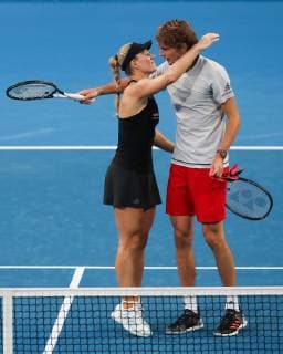 Angelique Kerber und Alexander Zverev umarmen sich nach ihrem Sieg, Mixed Doubles Copyright: xJuergenxHasenkopfx