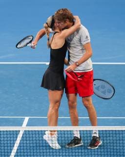 Sport Bilder des Tages Angelique Kerber und Alexander Zverev umarmen sich nach ihrem Sieg, Mixed Doubles Copyright: xJuergenxHasenkopfx