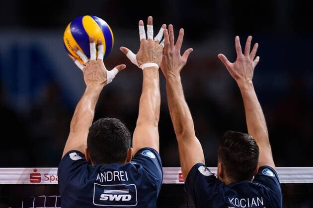 29.12.2018, Arena Kreis Dueren, Dueren Volleyball, Bundesliga Männer Maenner, Normalrunde, SWD powervolleys Düren Dueren vs. Hypo Tirol Alpenvolleys Haching Block Doppelblock Michael Andrei ( 11 Dueren), Tomas Kocian ( 17 Dueren) Feature Ball