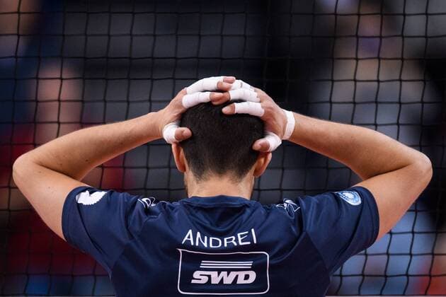 29.12.2018, Arena Kreis Dueren, Dueren Volleyball, Bundesliga Männer Maenner, Normalrunde, SWD powervolleys Düren Dueren vs. Hypo Tirol Alpenvolleys Haching Michael Andrei ( 11 Dueren) Feature Hand Haende Tape