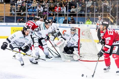 30.12.2018 - Eishockey - Saison 2018 2019 - Spengler Cup - Halbfinale: Team Canada - Thomas Sabo Ice Tigers Icetigers Nürnberg - ThHa - Dominic Moore (28, Team Canada ) Niklas Treutle (31, Thomas Sabo Ice Tigers ) Daniel Weiss Weiß (57, Thomas Sabo Ice Tigers )