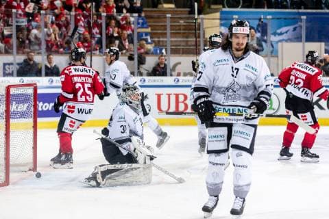 30.12.2018 - Eishockey - Saison 2018 2019 - Spengler Cup - Halbfinale: Team Canada - Thomas Sabo Ice Tigers Icetigers Nürnberg - ThHa - Tor gegen Niklas Treutle (31, Thomas Sabo Ice Tigers ) Cory Emmerton (25, Team Canada )