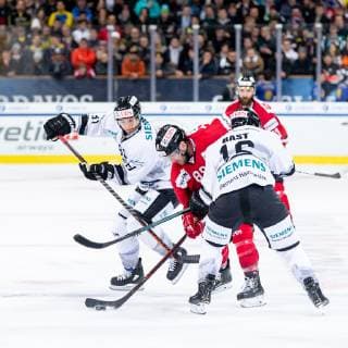 30.12.2018 - Eishockey - Saison 2018 2019 - Spengler Cup - Halbfinale: Team Canada - Thomas Sabo Ice Tigers Icetigers Nürnberg - ThHa - Jason Bast (16, Thomas Sabo Ice Tigers ) Chris Didomenico (89, Team Canada ) Chad Bassen (61, Thomas Sabo Ice Tigers )