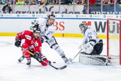 30.12.2018 - Eishockey - Saison 2018 2019 - Spengler Cup - Halbfinale: Team Canada - Thomas Sabo Ice Tigers Icetigers Nürnberg - ThHa - Andrew Ebbett (19, Team Canada ) Brandon Buck (9, Thomas Sabo Ice Tigers ) Niklas Treutle (31, Thomas Sabo Ice Tigers )