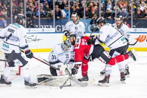 30.12.2018 - Eishockey - Saison 2018 2019 - Spengler Cup - Halbfinale: Team Canada - Thomas Sabo Ice Tigers Icetigers Nürnberg - ThHa - Niklas Treutle (31, Thomas Sabo Ice Tigers ) Kyle Quincey (27, Team Canada ) Chris Brown (11, Thomas Sabo Ice Tigers )
