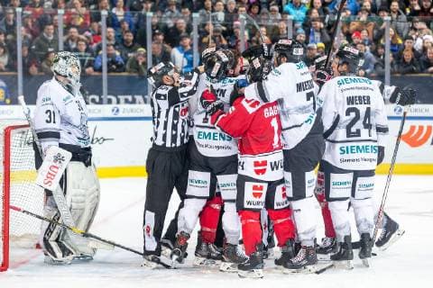 30.12.2018 - Eishockey - Saison 2018 2019 - Spengler Cup - Halbfinale: Team Canada - Thomas Sabo Ice Tigers Icetigers Nürnberg - ThHa - Streit zwischen Chris Brown (11, Thomas Sabo Ice Tigers ) Kyle Quincey (27, Team Canada )