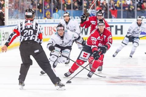 30.12.2018 - Eishockey - Saison 2018 2019 - Spengler Cup - Halbfinale: Team Canada - Thomas Sabo Ice Tigers Icetigers Nürnberg - ThHa - Adam Cracknell (24, Team Canada ) Brandon Buck (9, Thomas Sabo Ice Tigers )