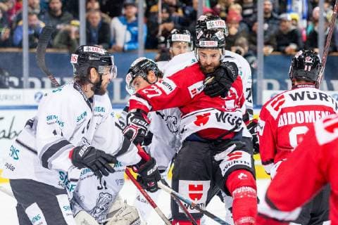 30.12.2018 - Eishockey - Saison 2018 2019 - Spengler Cup - Halbfinale: Team Canada - Thomas Sabo Ice Tigers Icetigers Nürnberg - ThHa - Streit zwischen Chris Brown (11, Thomas Sabo Ice Tigers ) Kyle Quincey (27, Team Canada )