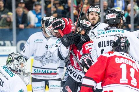 30.12.2018 - Eishockey - Saison 2018 2019 - Spengler Cup - Halbfinale: Team Canada - Thomas Sabo Ice Tigers Icetigers Nürnberg - ThHa - Streit zwischen Chris Brown (11, Thomas Sabo Ice Tigers ) Kyle Quincey (27, Team Canada )