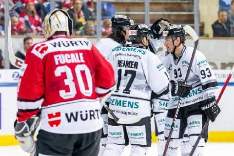 30.12.2018 - Eishockey - Saison 2018 2019 - Spengler Cup - Halbfinale: Team Canada - Thomas Sabo Ice Tigers Icetigers Nürnberg - ThHa - Zachary Fucale (30, Team Canada ) 1:4 Gegentor Freude Jubel Patrick Reimer (17, Thomas Sabo Ice Tigers ) Daniel Weiss Weiß (57, Thomas Sabo Ice Tigers ) Leonhard Pfoederl Pföderl Leo Pföderl (93, Thomas Sabo Ice Tigers )