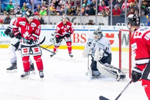 30.12.2018 - Eishockey - Saison 2018 2019 - Spengler Cup - Halbfinale: Team Canada - Thomas Sabo Ice Tigers Icetigers Nürnberg - ThHa - Jacob Micflikier (16, Team Canada ) Niklas Treutle (31, Thomas Sabo Ice Tigers ) nicht komplett scharf