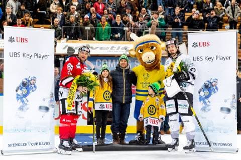 30.12.2018 - Eishockey - Saison 2018 2019 - Spengler Cup - Halbfinale: Team Canada - Thomas Sabo Ice Tigers Icetigers Nürnberg - ThHa - Zachary Boychuk (22, Team Canada ) Daniel Weiss Weiß (57, Thomas Sabo Ice Tigers ) Spieler des Spiels