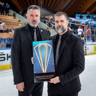 30.12.2018 - Eishockey - Saison 2018 2019 - Spengler Cup - Halbfinale: Team Canada - Thomas Sabo Ice Tigers Icetigers Nürnberg - ThHa - Mike Flanagan (Co-Trainer, Assistant Coach, Thomas Sabo Ice Tigers ) Martin Jiranek (Cheftrainer, Headcoach, Thomas Sabo Ice Tigers ) mit Trophäe