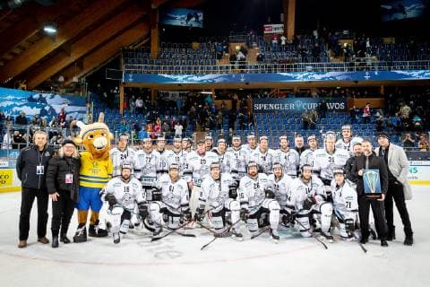 30.12.2018 - Eishockey - Saison 2018 2019 - Spengler Cup - Halbfinale: Team Canada - Thomas Sabo Ice Tigers Icetigers Nürnberg - ThHa - Mannschaftsbild nach dem Spiel mit Thomas Sabo (Sponsor, Hauptsponsor, Namenssponsor, Person, Ice Tigers Nürnberg ) und seinem Sohn Santiago