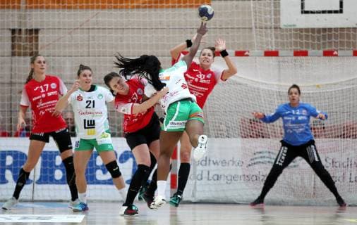 Handball 1. Bundesliga Damen THC - Frisch Auf Göppingen 30.12.18, Bad Langensalza, Handball 1.Bundesliga Damen, Saison 2018 2019, Thüringer Handballclub, THC - Frisch Auf Göppingen im Bild Josefine Huber und Emiliy Bölk (THC) gegen Prudence Kinlend (Göppingen)