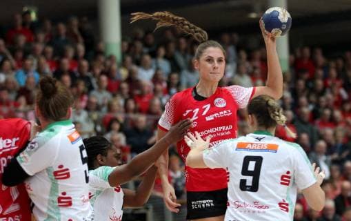 Handball 1. Bundesliga Damen THC - Frisch Auf Göppingen 30.12.18, Bad Langensalza, Handball 1.Bundesliga Damen, Saison 2018 2019, Thüringer Handballclub, THC - Frisch Auf Göppingen im Bild Alicia Stolle (THC) gegen Prudence Kinlend (Göppingen)