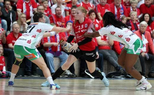 Handball 1. Bundesliga Damen THC - Frisch Auf Göppingen 30.12.18, Bad Langensalza, Handball 1.Bundesliga Damen, Saison 2018 2019, Thüringer Handballclub, THC - Frisch Auf Göppingen im Bild Maike Schmelzer (THC) gegen Petra Adamkova und Prudence Kinlend (Göppingen)