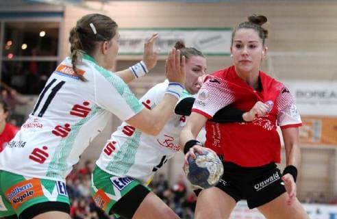 Handball 1. Bundesliga Damen THC - Frisch Auf Göppingen 30.12.18, Bad Langensalza, Handball 1.Bundesliga Damen, Saison 2018 2019, Thüringer Handballclub, THC - Frisch Auf Göppingen im Bild Emiliy Bölk (THC) gegen Michaela Hrbkova und Annika Blanke (Göppingen)