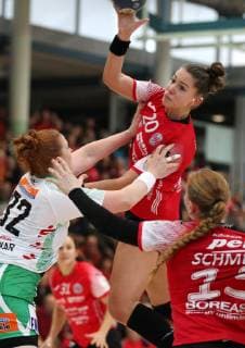 Handball 1. Bundesliga Damen THC - Frisch Auf Göppingen 30.12.18, Bad Langensalza, Handball 1.Bundesliga Damen, Saison 2018 2019, Thüringer Handballclub, THC - Frisch Auf Göppingen im Bild Emiliy Bölk (THC) gegen Lina Krhlikar (Göppingen)