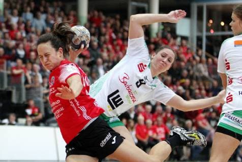 Handball 1. Bundesliga Damen THC - Frisch Auf Göppingen 30.12.18, Bad Langensalza, Handball 1.Bundesliga Damen, Saison 2018 2019, Thüringer Handballclub, THC - Frisch Auf Göppingen im Bild Kerstin Wohlbold (THC) gegen Johanna Schindler (Göppingen)