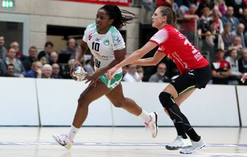 Handball 1. Bundesliga Damen THC - Frisch Auf Göppingen 30.12.18, Bad Langensalza, Handball 1.Bundesliga Damen, Saison 2018 2019, Thüringer Handballclub, THC - Frisch Auf Göppingen im Bild Alicia Stolle (THC) gegen Prudence Kinlend (Göppingen)